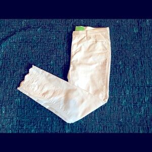 Pappagallo white ankle jeans w/scallops/embroidery at leg bottom.Sz 8. Exc.cond.